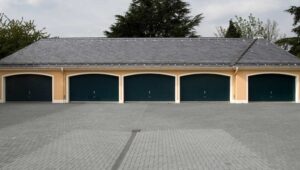 REAL ESTATE FOR SALE WITH POOL AND GARAGE