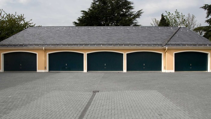 REAL ESTATE FOR SALE WITH POOL AND GARAGE